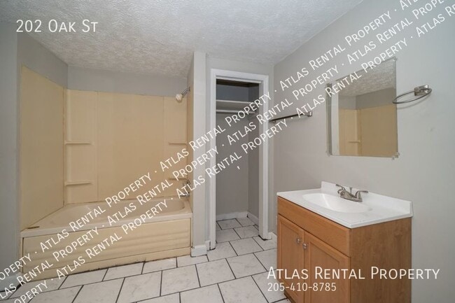 Building Photo - 202 Oak St