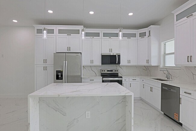 Building Photo - Duplex-929 Eisenhower Blvd Lehigh Acres, F...