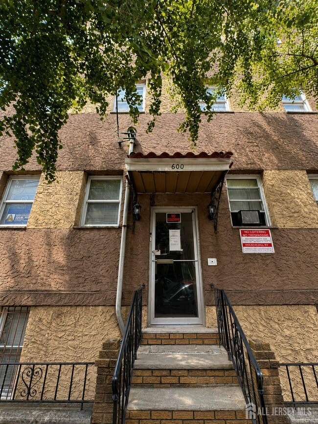 Building Photo - 600 N 6th St