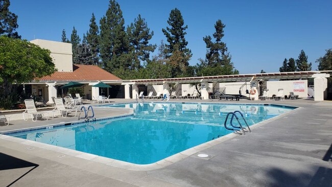 Building Photo - Spacious condo 55+ move in ready