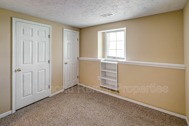 Building Photo - 7600 Roscommon Ct