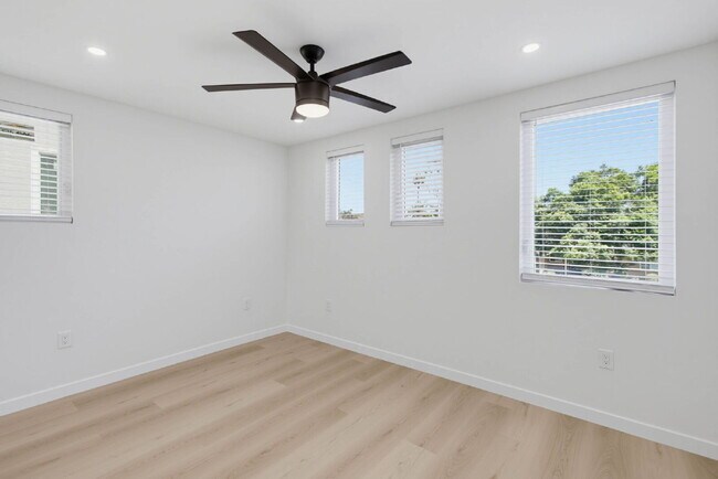 Building Photo - Breathtaking Bay Views & Large Private Deck - Walking Distance To Mission Bay