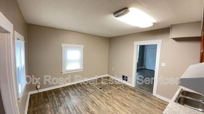 Building Photo - 252 McClure St