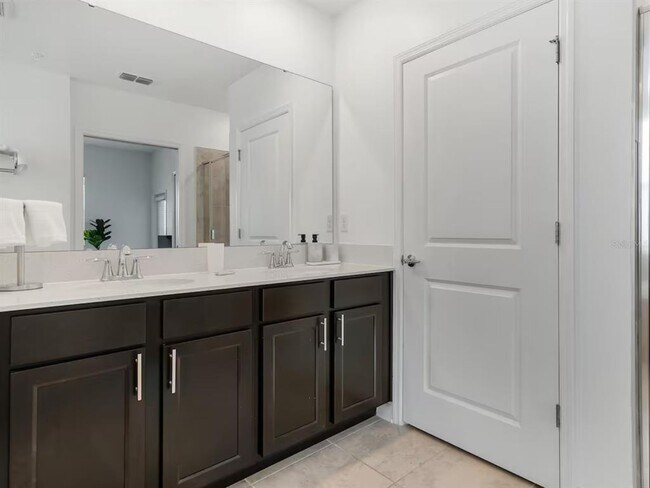 Building Photo - 1043 Splash Shot Pl