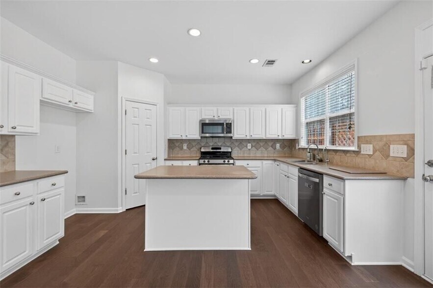 Building Photo - 5008 Bethpage Dr NE