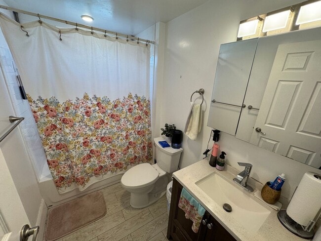 Building Photo - BEAUTIFUL UNIT IN CAMBRIDGE!!!!!!!!!!!