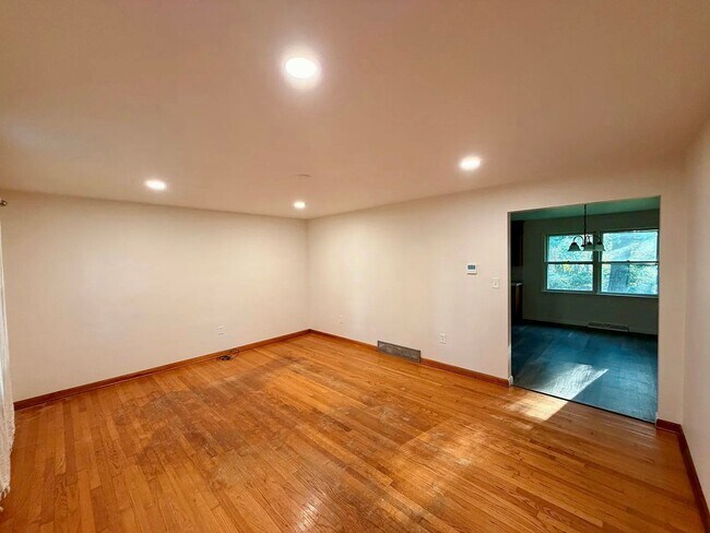 Building Photo - 329 Fairview Dr