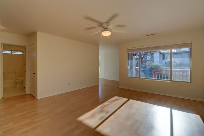 Building Photo - 2 bed 2 bath Condo in Montana Terraces
