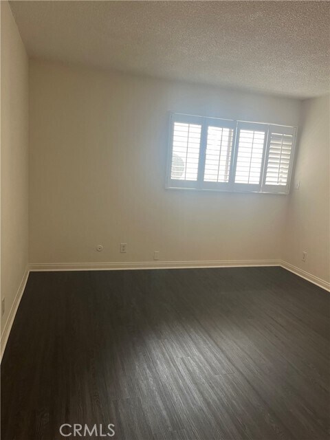 Building Photo - 5625 N Sumner Wy