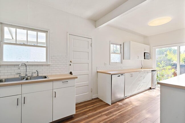 Building Photo - Cute 3-bdrm/2-bath vintage home—Nice fence...