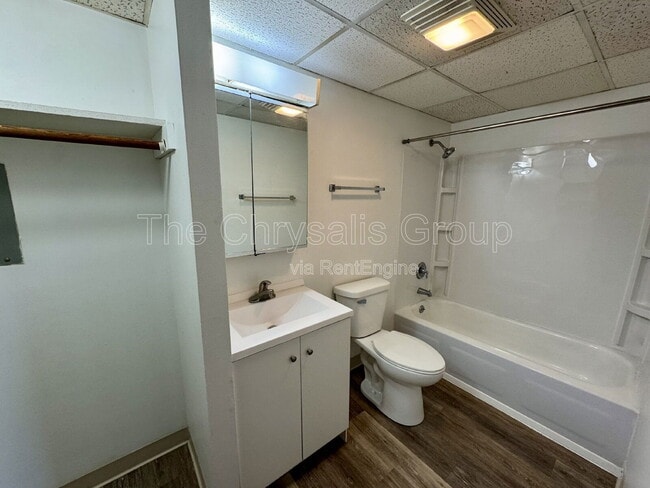 Building Photo - 2402 Marquette Rd