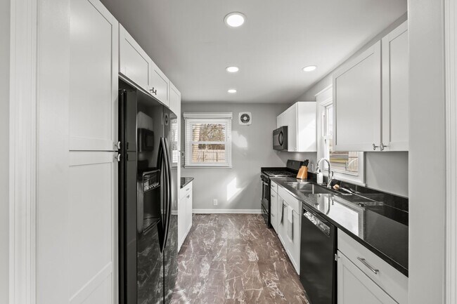 Building Photo - Super Mod Clintonville Oasis - Perfect for travelling profesionals