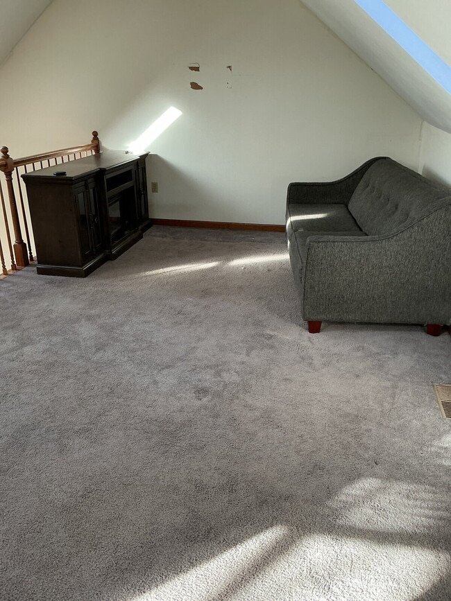 Building Photo - 3 bed 1/5 bath Townhome available