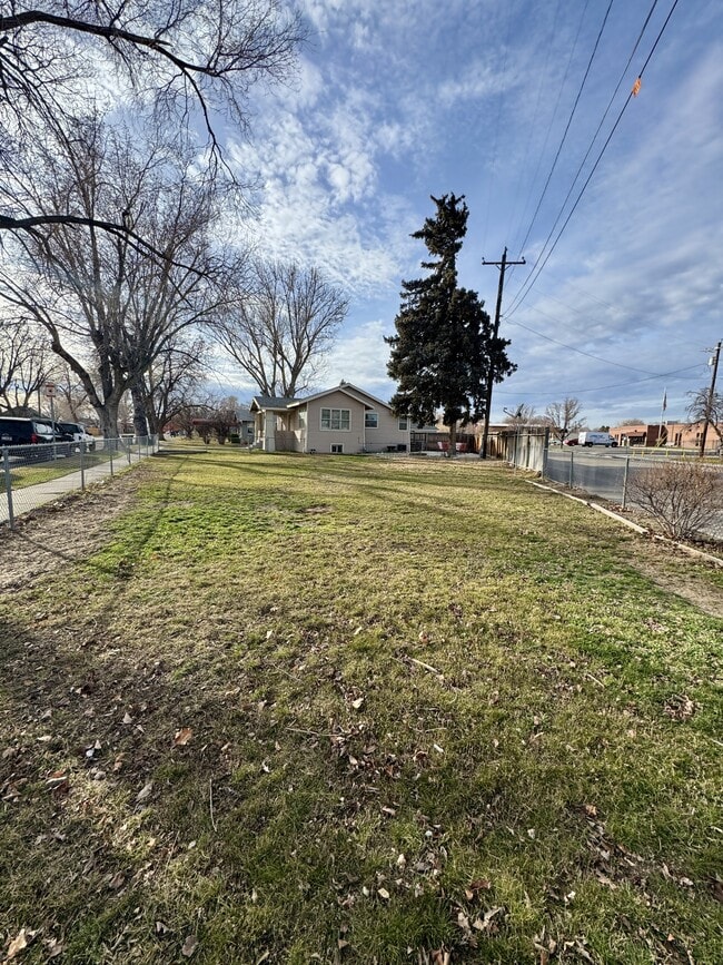 Building Photo - 560 E 6th N