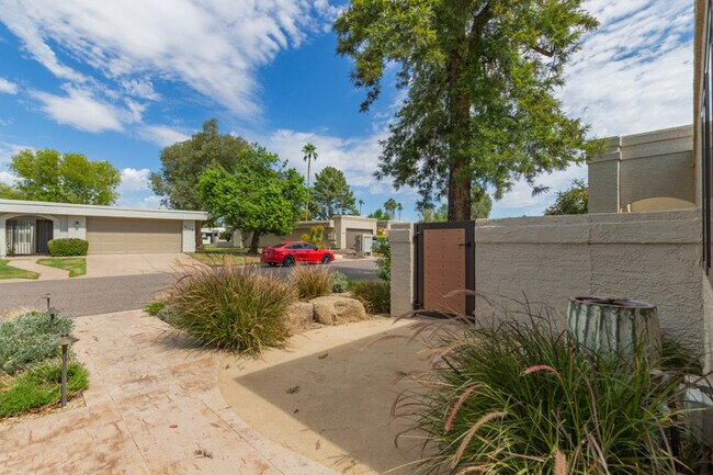 Building Photo - 8175 E Del Cuarzo Dr