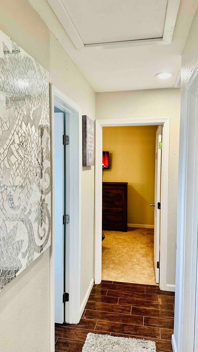 Building Photo - 660 Sunnyside Ave