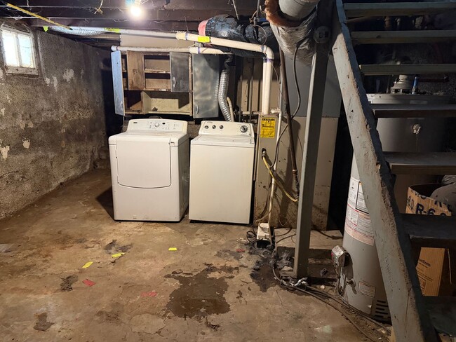 Building Photo - Spacious Duplex