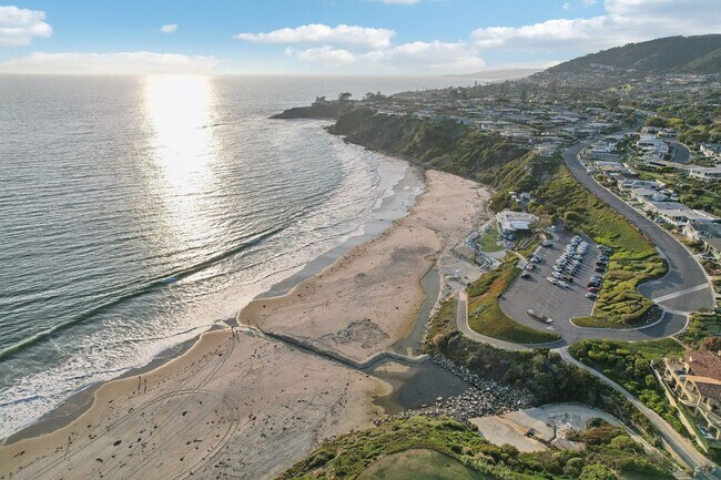 Building Photo - OCEAN VIEW CUSTOM BUILT LUXURY ESTATE