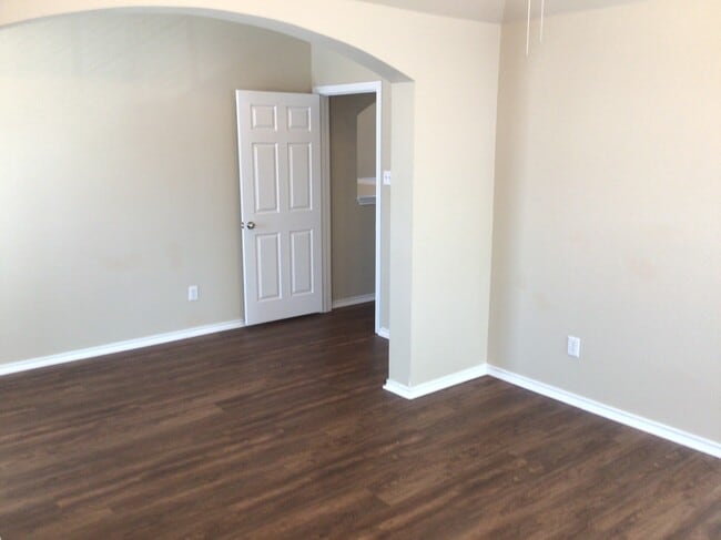 Building Photo - 6811 Shore Breeze Court