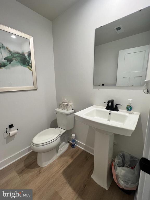 Building Photo - 5 Sidney Ln