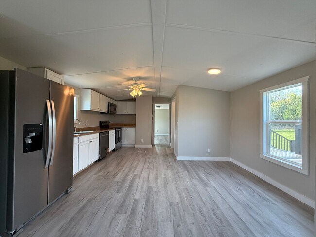 Building Photo - 3 Bedroom 2 Bathroom Mobile Home Located in Mosheim, TN