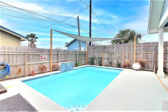 Building Photo - 224 E Oaks Ave