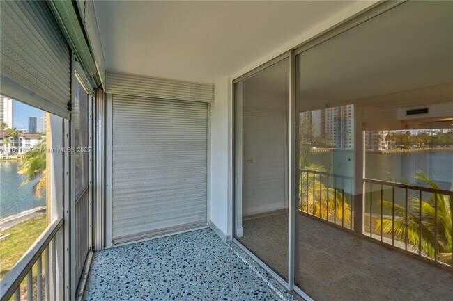 Building Photo - 2999 Point E Dr