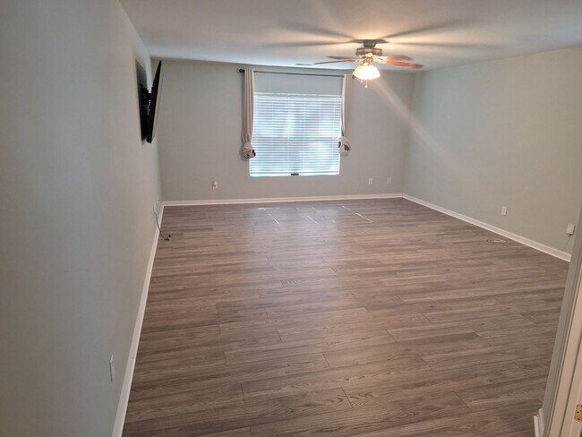 Building Photo - Wonderfully Remodeled Three Bedroom Home i...