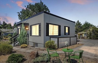 Building Photo - Top unit of Duplex