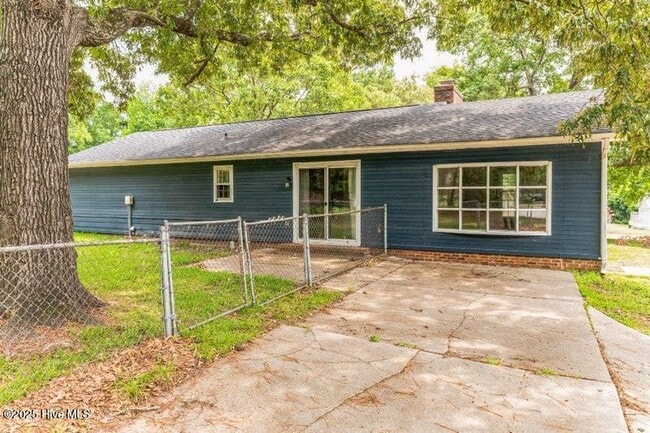 Building Photo - 210 Stillwood Dr