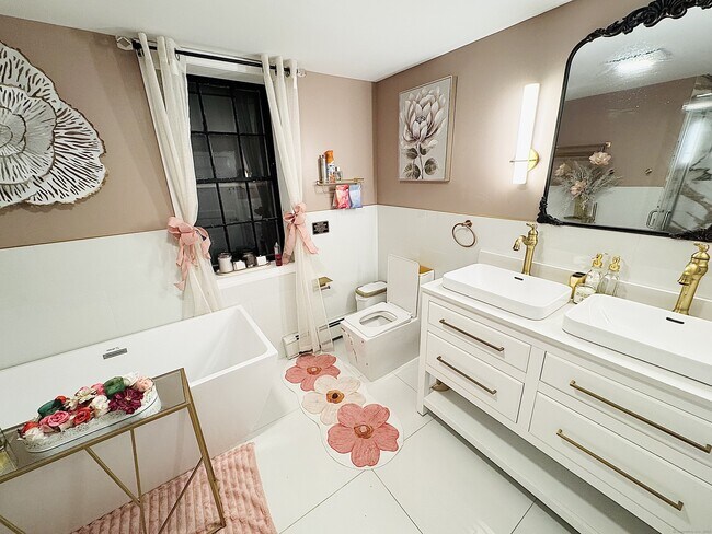 Building Photo - 538 Main St