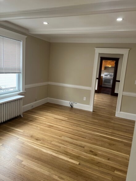 Living room - 412 Belgrade Ave