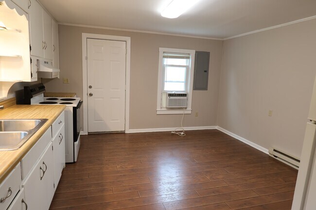 Building Photo - 549 S Gum St