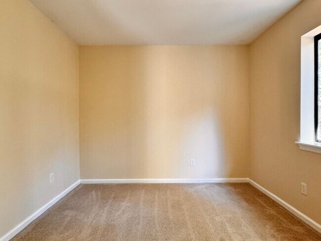 Building Photo - Close to UVA & Downtown-Don't miss this Mi...