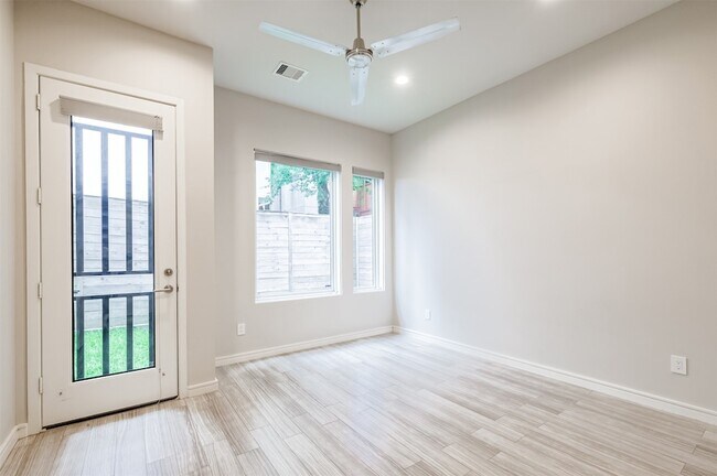 Building Photo - 711 W Clay St