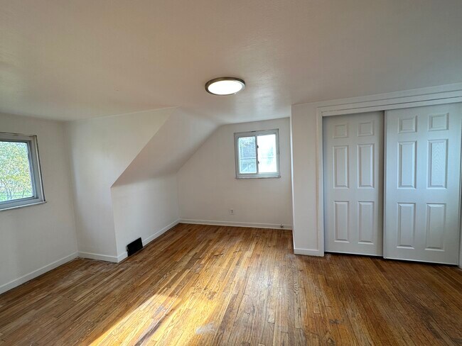 Upstairs bedroom 2 - 517 Foltz Dr