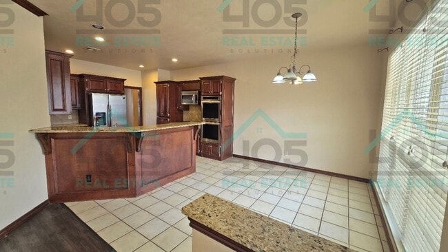 Building Photo - Lovley 4 Bedroom Plus an Office