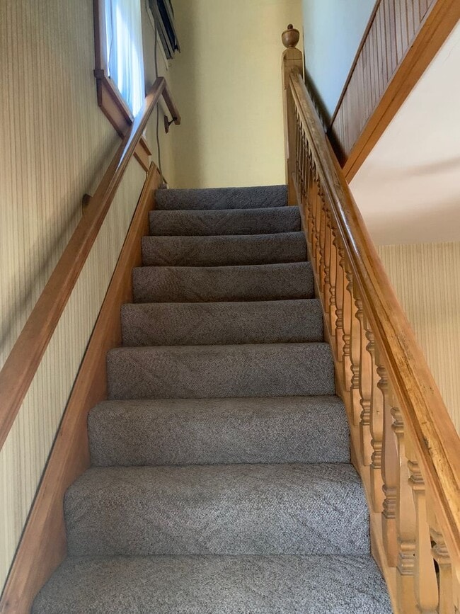 Building Photo - CEDAR FALLS 3BR house w garage, fenced yard, central air