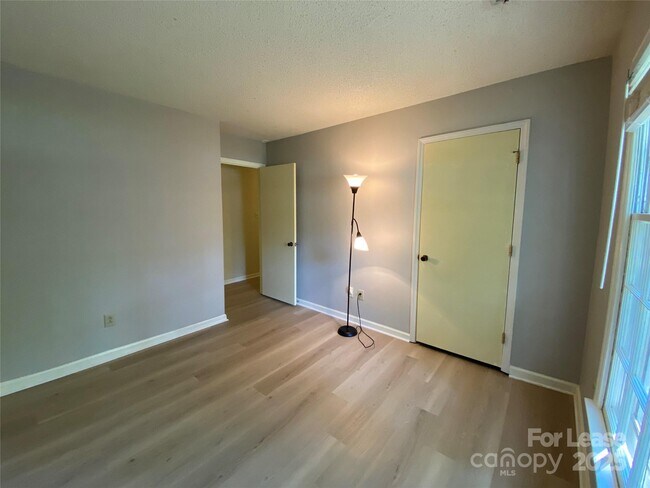 Building Photo - 1025 Thornsby Ln