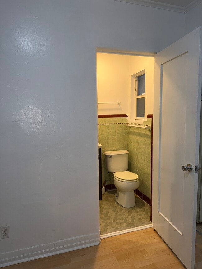 Building Photo - 1267 S Dunsmuir Ave