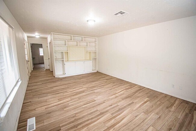 Building Photo - 123 N Grandview St