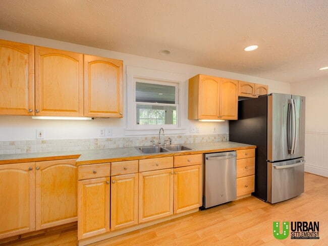 Building Photo - Spacious 4-Bedroom Home with 2-Car Garage, Basement Storage & Flexible Living Space in North Spokane