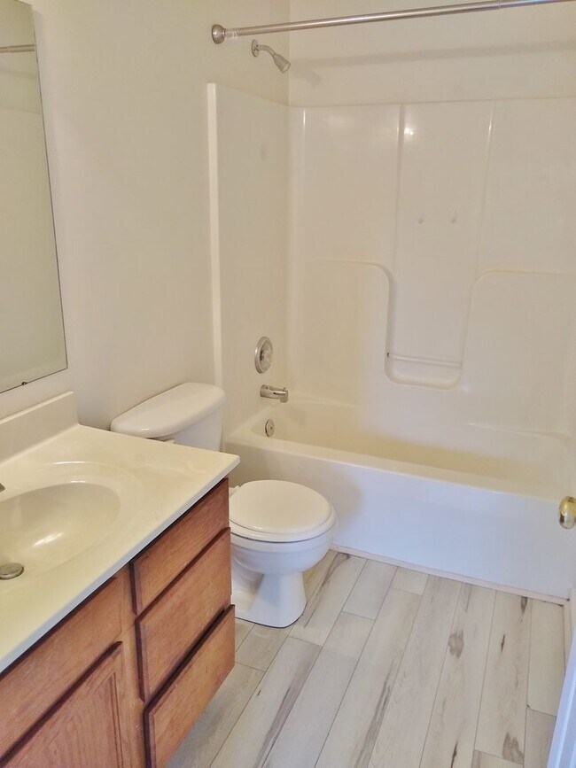 Building Photo - 3 Bed / 2 Bath Single Family Townhome