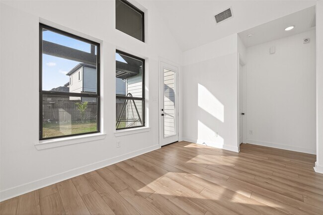 Building Photo - 16915 Chapel Knox Dr