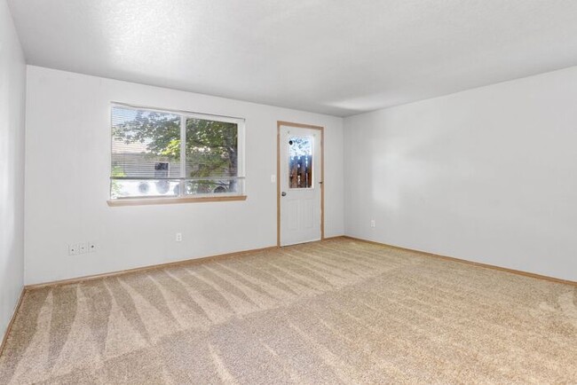 Building Photo - 1st MONTH RENT FREE!! Large 2 bed 1.5bath ...