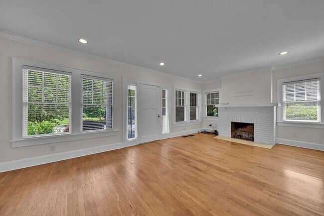 Building Photo - 876 Courtenay Dr NE