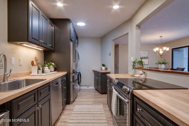 Building Photo - 167 Amberly Dr