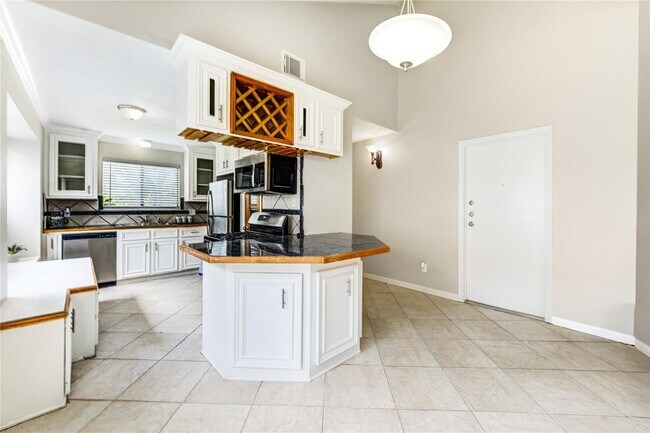 Building Photo - 5255 Beaverbrook Dr