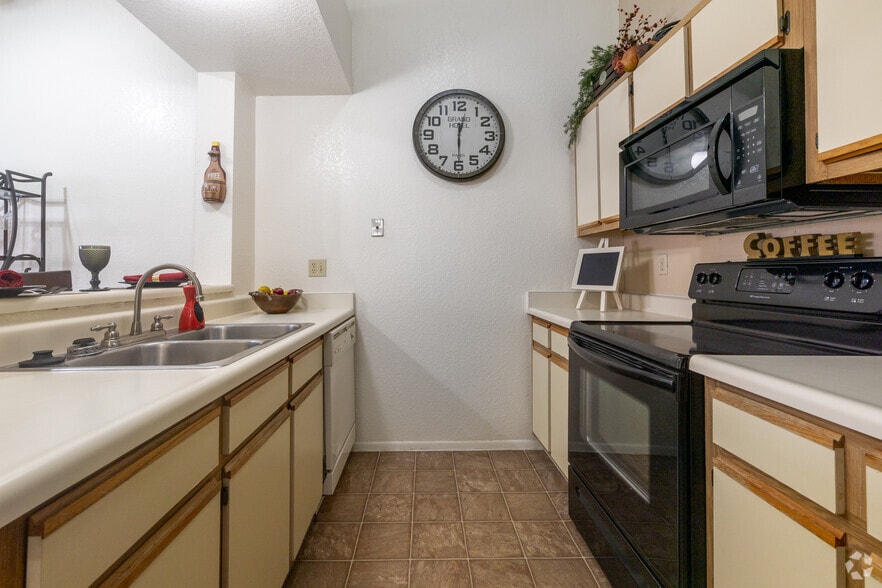 1BR, 1BA - 642SF - Kitchen - Emerald Pointe Apartments