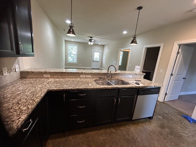Building Photo - 2BD 2BA GROUND LEVEL DUPLEX WITH GARAGE FO...